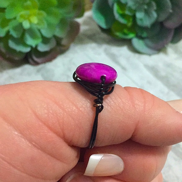 Hand crafted magenta wire wrapped ring - Picture 7 of 7